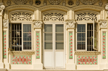 in the Geylang district, a house with a facade very decorated with tiling and engraved with floral motif and arabesques e in Singapore city / Singapore