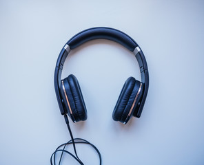 Auriculares negros con cable. Foto con vista cenital