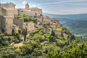 Blick auf das Bergdorf Gordes im Luberon