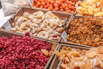 Stand mit kandierten Früchten auf dem Markt in Gordes