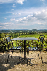 Sitzgruppe im Cafe mit Blick in die Provence Landschaft