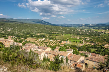 Fototapeta na wymiar Blick auf das Dorf Saint-Saturnin-les-Apt