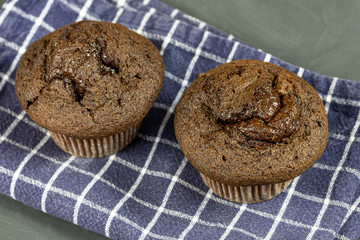 muffin au chocolat sur une table