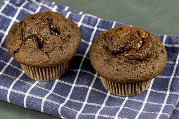 muffin au chocolat sur une table