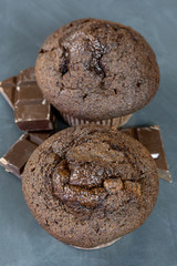 muffin au chocolat sur une table