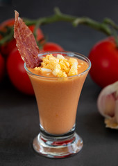 Vasitos de salmorejo con crujiente de jamón y huevo cocido