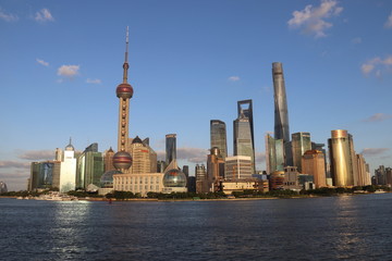 Gratte-ciels et fleuve à Shanghai, Chine	