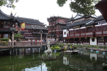 Naklejka premium Bassin d'un temple à Shanghai, Chine 