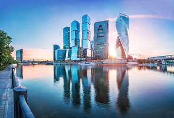 Fototapeta na wymiar Вечерний Сити Moscow City skyscrapers