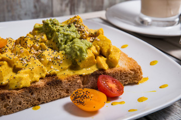 Toast with salmon and vegetables