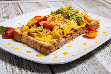 Toast with salmon and vegetables