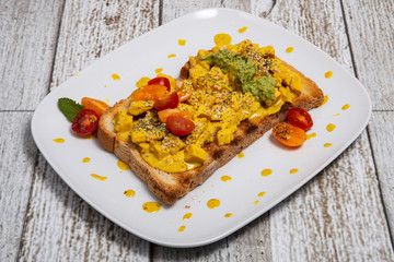 Toast with salmon and vegetables