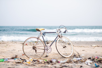Fototapeta na wymiar Road bike at the polluted beach