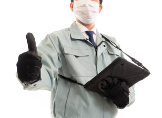 タブレット端末とマスクをはめた作業員（サムアップ）