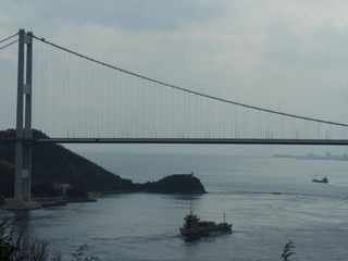 海峡をまたぐ大きな橋と下を通る船

