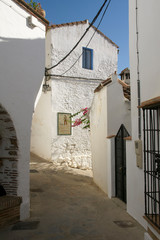 Fototapeta na wymiar bonita calle rural del municipio de Alpandeire, Málaga