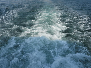 激しく泡立つ船の航跡
