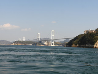 海をまたいで島々をつなぐ連絡橋
