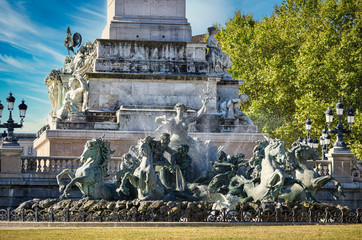 Obraz premium Fuente en la plaza de Quinconces