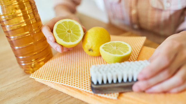 Zitronen und Essig für ein biologisches Putzmittel