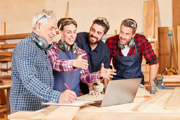 Handwerker Team  freut sich über ein Projekt