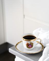 Taza de café de porcelana y oro