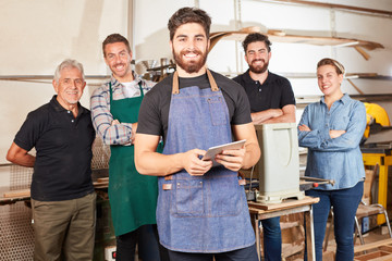 Handwerker Lehrling mit Tablet Computer