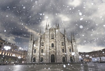 ミラノ　雪の日のドゥオーモの風景