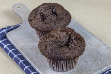 muffin au chocolat sur une table