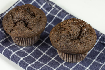 muffin au chocolat sur une table