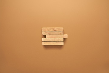 Drewniane klocki ułożone w konceptualnym wizerunku