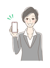 笑顔でスマホの画面を見せる正面向きの女性