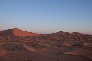 Fototapeta na wymiar Amanecer en desierto Erg Chebbi, Sahara, Marruecos. Desierto de Sahara en Merzouga