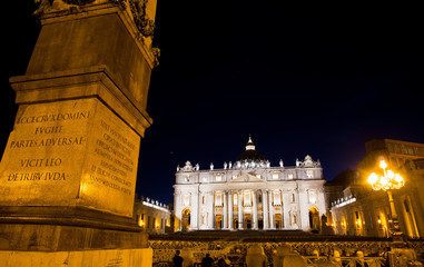 Petersplatz mit Petersdom bei Nacht