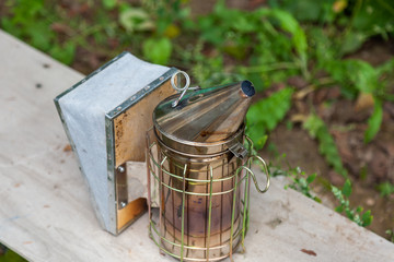 the process of extracting honey from the hive