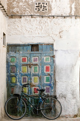 Fototapeta na wymiar Bicycle and old house facade in Essaouira, Morocco.
