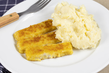 bâtonnets de poisson pané et purée de pomme de terre