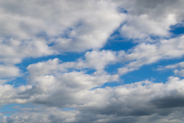 Wolken am Himmel bei angenehmem Wetter im Querformat