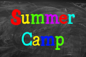 Obraz premium Colorful words SUMMER CAMP written on blackboard