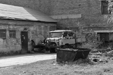 Fototapeta na wymiar old abandoned car