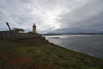 FARO DE AVILES, ASTURIAS EN DÍA NUBLADO DE OTOÑO