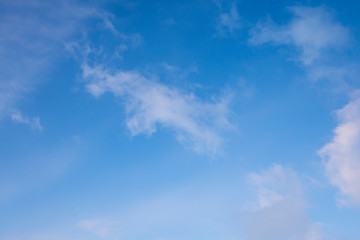Obraz premium Piękne białe chmury Cirrus na niebieskim niebie. Tło i tekstura nieba