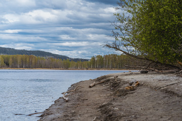 Linia brzegowa jeziora Oyeren w czasie suszy © Dreamnordno