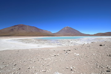 The Green "Verde Lagune" lagoon at the foot of the Licancabur volcano in the Bolivia © zientas