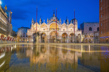 Fototapeta na wymiar St. Mark's square in Venice during sunrise