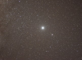 El Planeta J&uacute;piter como el astro m&aacute;s brillante y Saturno, el Planeta de los anillos abajo a la derecha. 