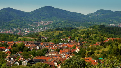 Fototapeta premium herrliches Panorama im Schwarzwald bei Gernsbach mit Wiesen und Bergen unter blauem Himmel
