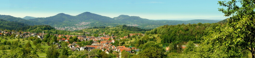Fototapeta na wymiar herrliches Panorama im Schwarzwald bei Gernsbach mit Wiesen und Bergen unter blauem Himmel