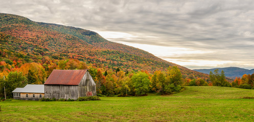 Autumn country farm in Stowe Vermont area - old barn © Craig Zerbe