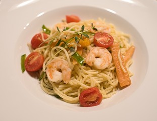 Spaghetti pasta mit shrimps und tomaten nahaufnahme 